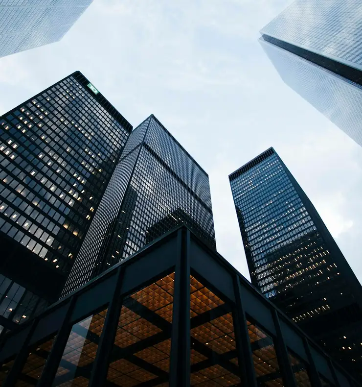 Geometría de una fachada corporativa de vidrio vista desde abajo