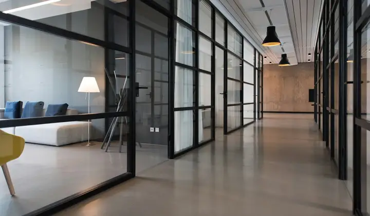 Espacio de trabajo contemporáneo con luz natural