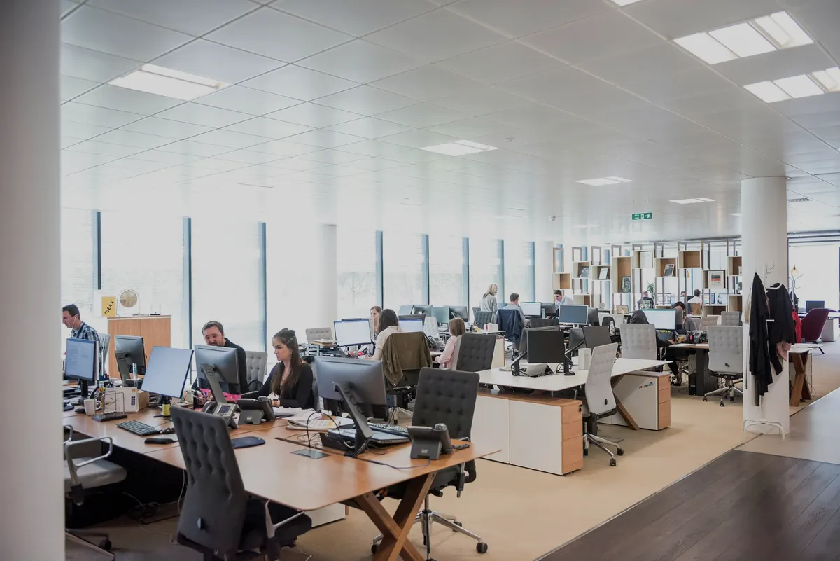 Oficina de operaciones con personas trabajando en sus puestos